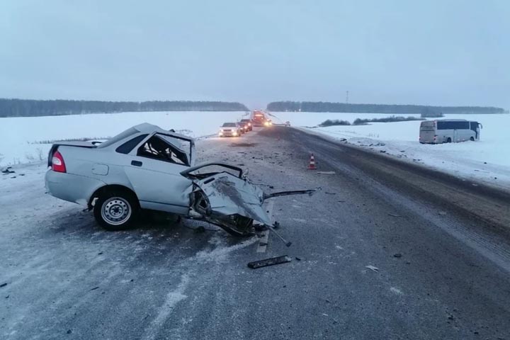 В аварии с рейсовым автобусом «Ладу Приору» разорвало пополам  